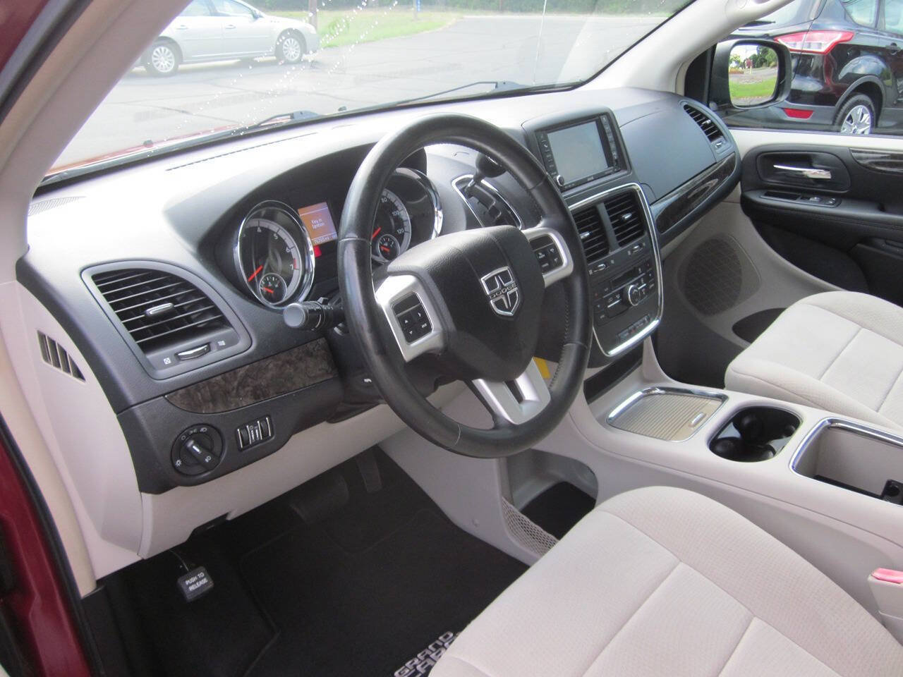Used 2011 Dodge Grand Caravan Crew w/ Entertainment Group 1 FWD image 9