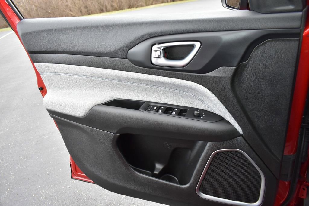 Used 2025 Jeep Compass Latitude image 16