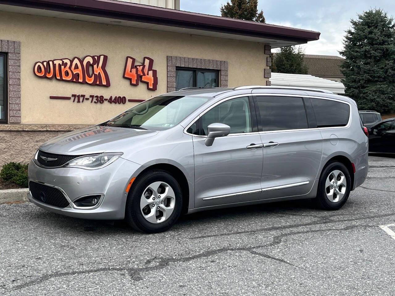 Used 2017 Chrysler Pacifica Touring-L Plus w/ Advanced Safetytec Group image 4