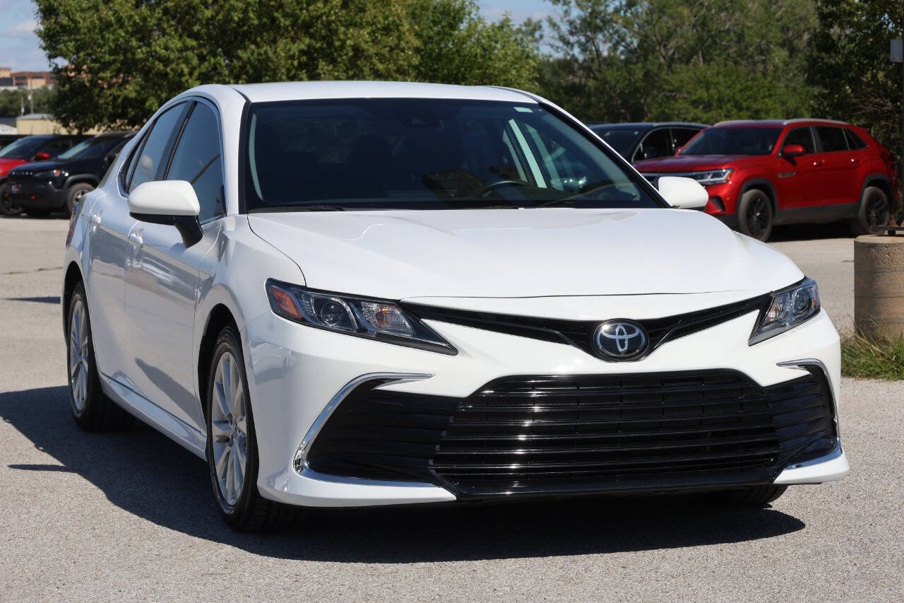 Used 2022 Toyota Camry LE FWD image 4