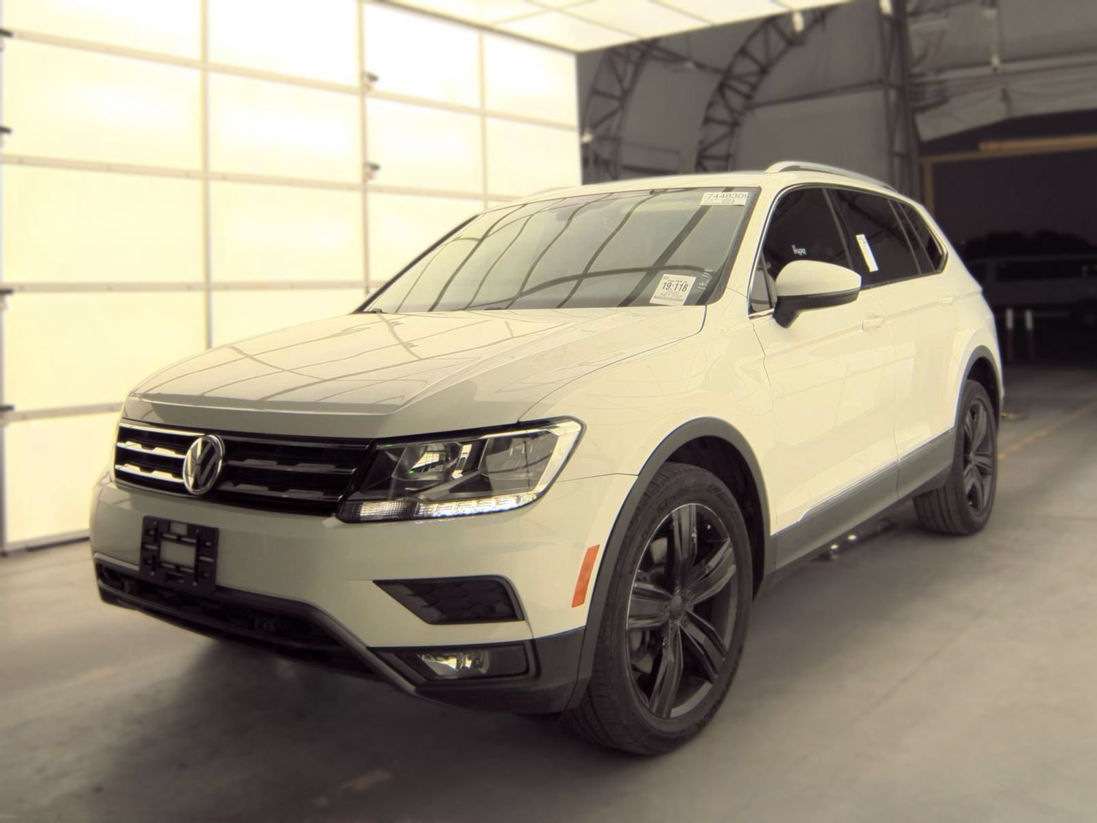 Used 2020 Volkswagen Tiguan SEL FWD image 2