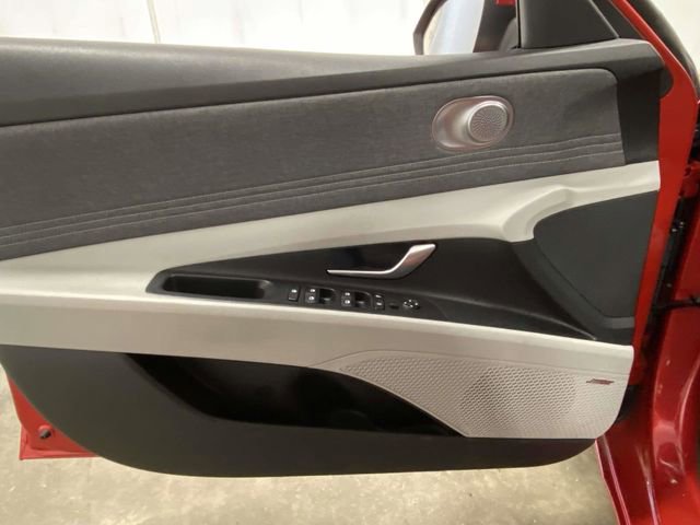 Used 2022 Hyundai Elantra Limited image 11