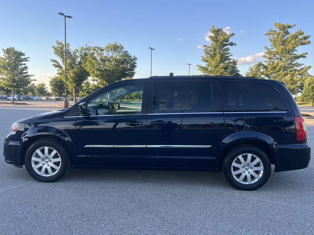 Used 2014 Chrysler Town & Country Touring FWD image 2