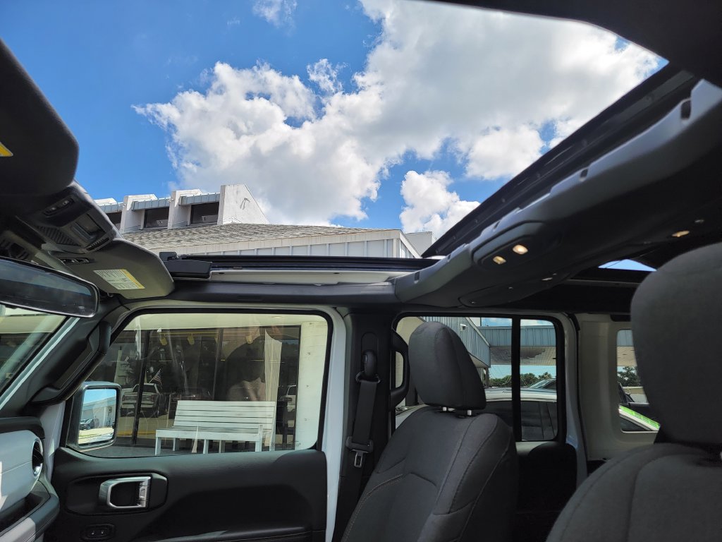 Used 2026 Jeep Wrangler Unlimited Sahara AWD/4WD image 21