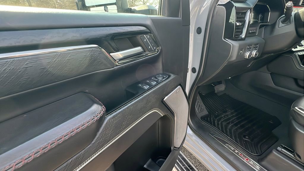 Used 2024 GMC Sierra 2500 AT4X image 12