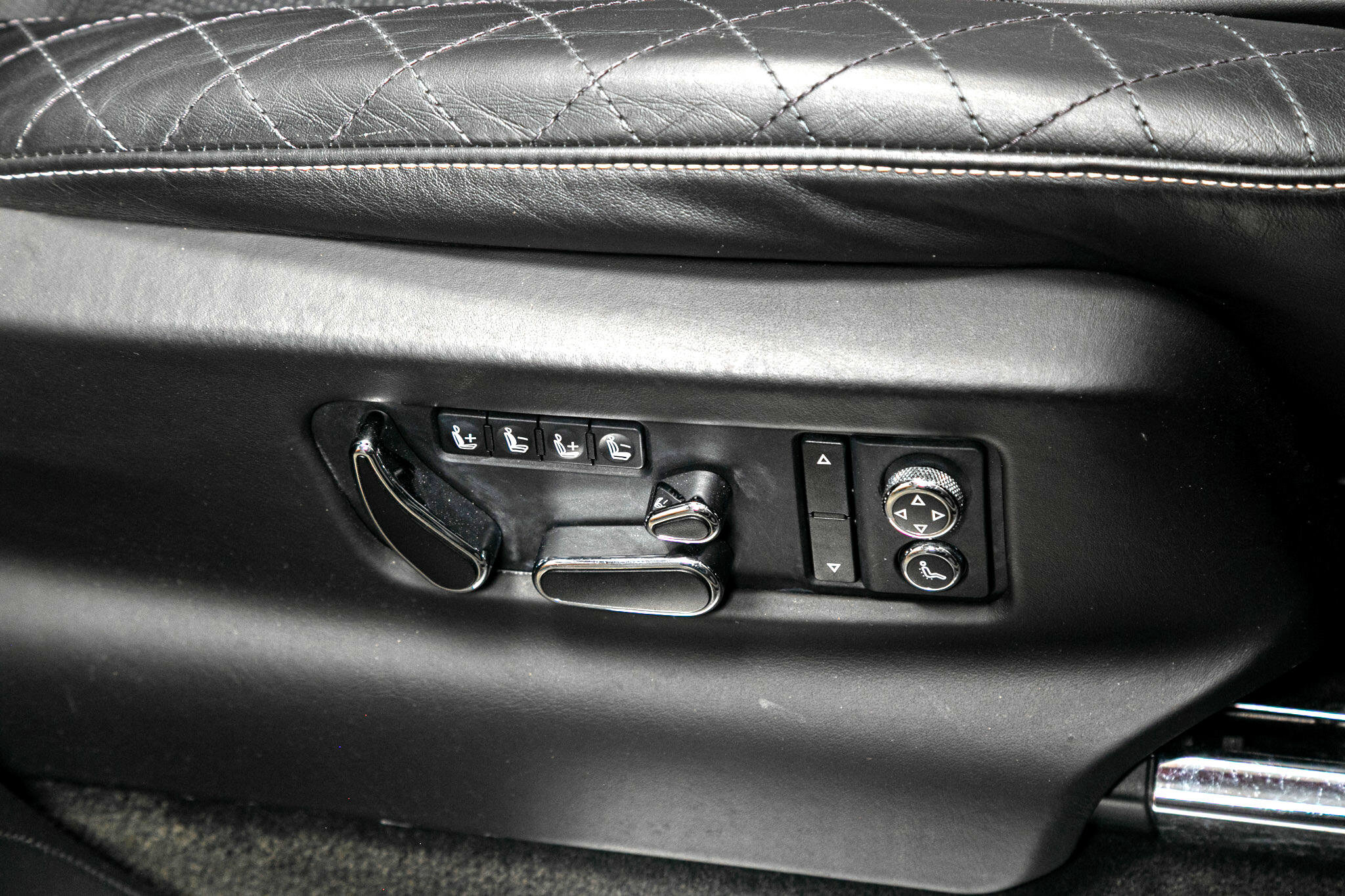 Used 2017 Bentley Bentayga image 24