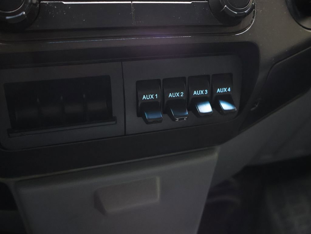 Used 2015 Ford F550 2WD Regular Cab Super Duty image 19