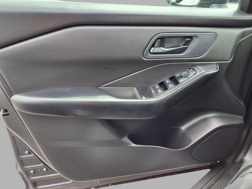 Used 2024 Nissan Rogue S FWD image 17