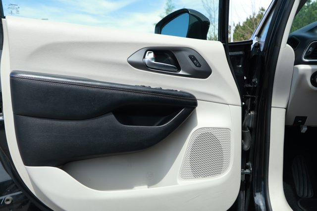 Used 2020 Chrysler Pacifica Touring-L image 23