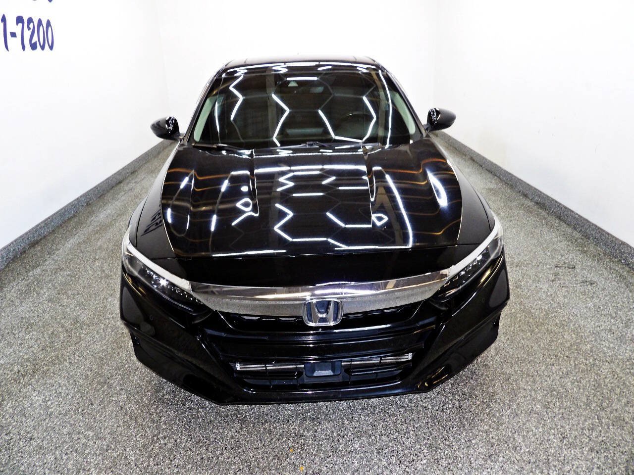 Used 2018 Honda Accord Touring image 2