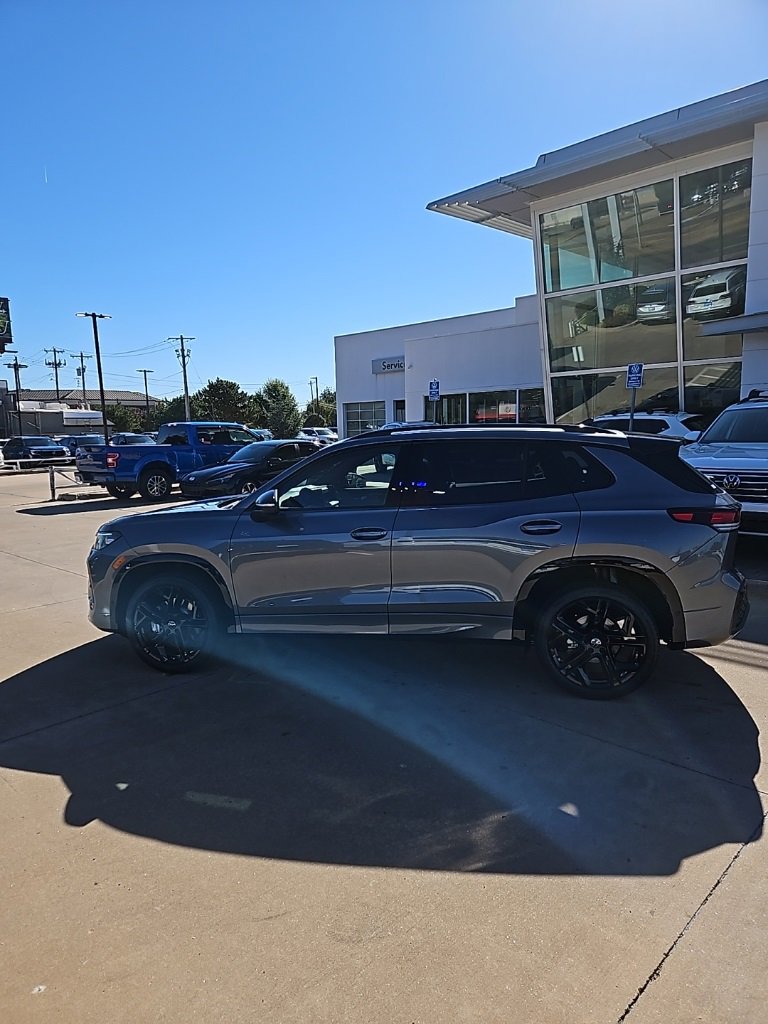 New 2026 Volkswagen Tiguan SE R-Line image 8