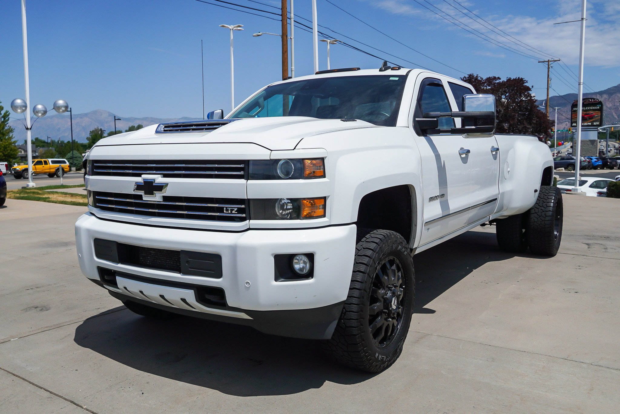 Used 2018 Chevrolet Silverado 3500 LTZ AWD/4WD image 4