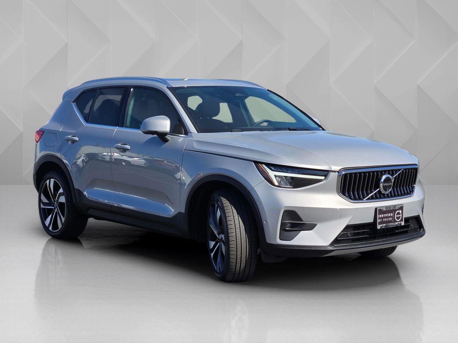 Used 2025 Volvo XC40 B5 Plus image 8