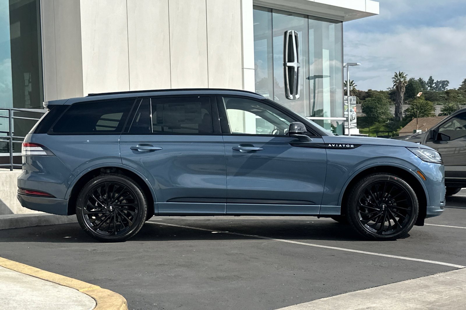 New 2026 Lincoln Aviator Reserve w/ Luxury Package image 2