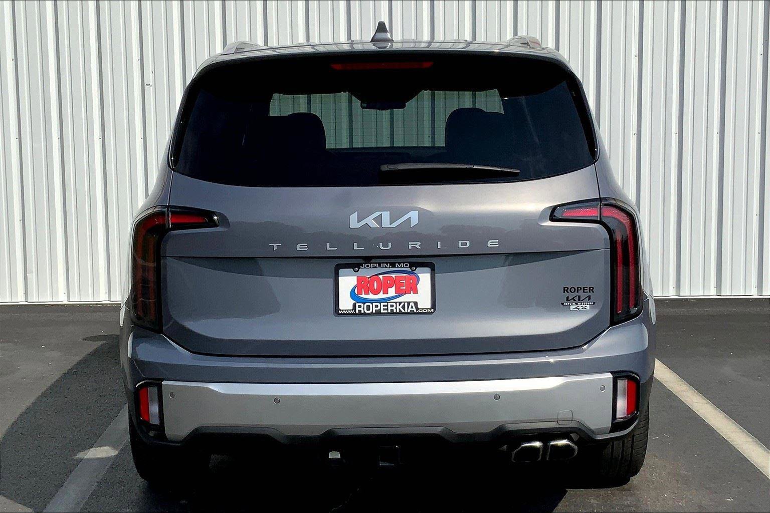 Used 2024 Kia Telluride EX w/ EX Captain's Chair Package image 4
