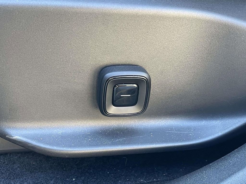 Certified 2025 Volvo EX30 Plus w/ Protection Package Premier image 6