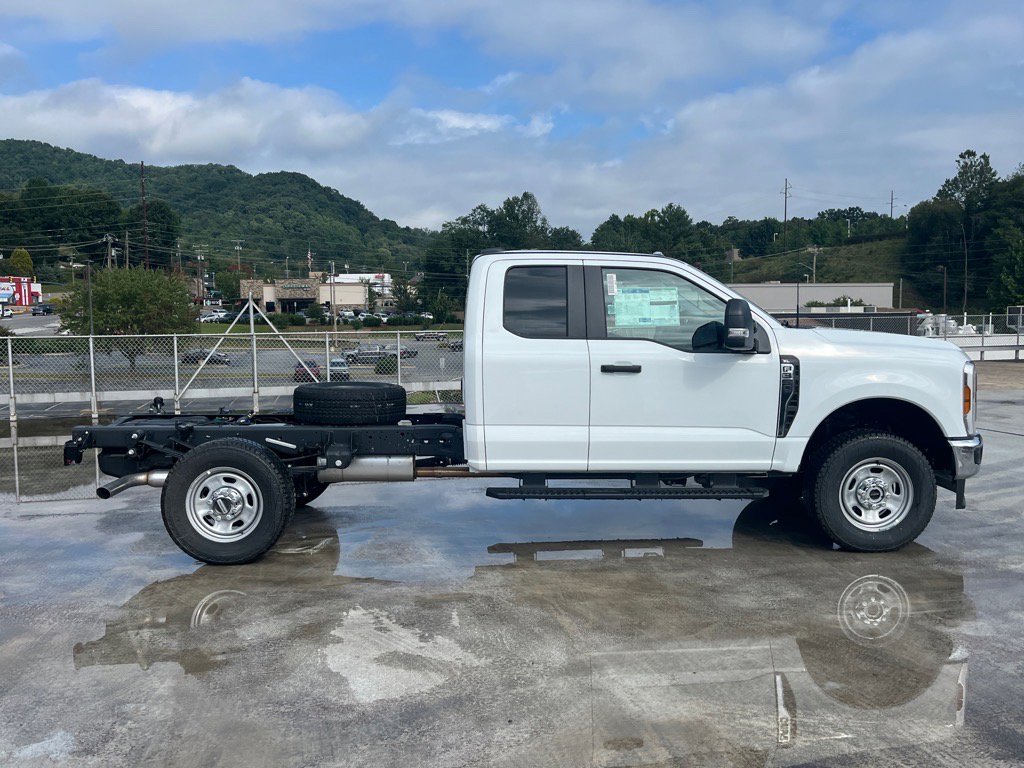 New 2026 Ford F350 XL w/ XL Chrome Package image 2