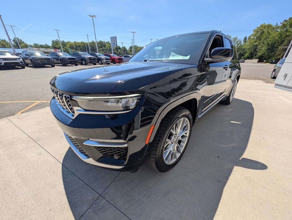 Used 2022 Jeep Grand Cherokee Summit w/ Luxury Tech Group V image 8