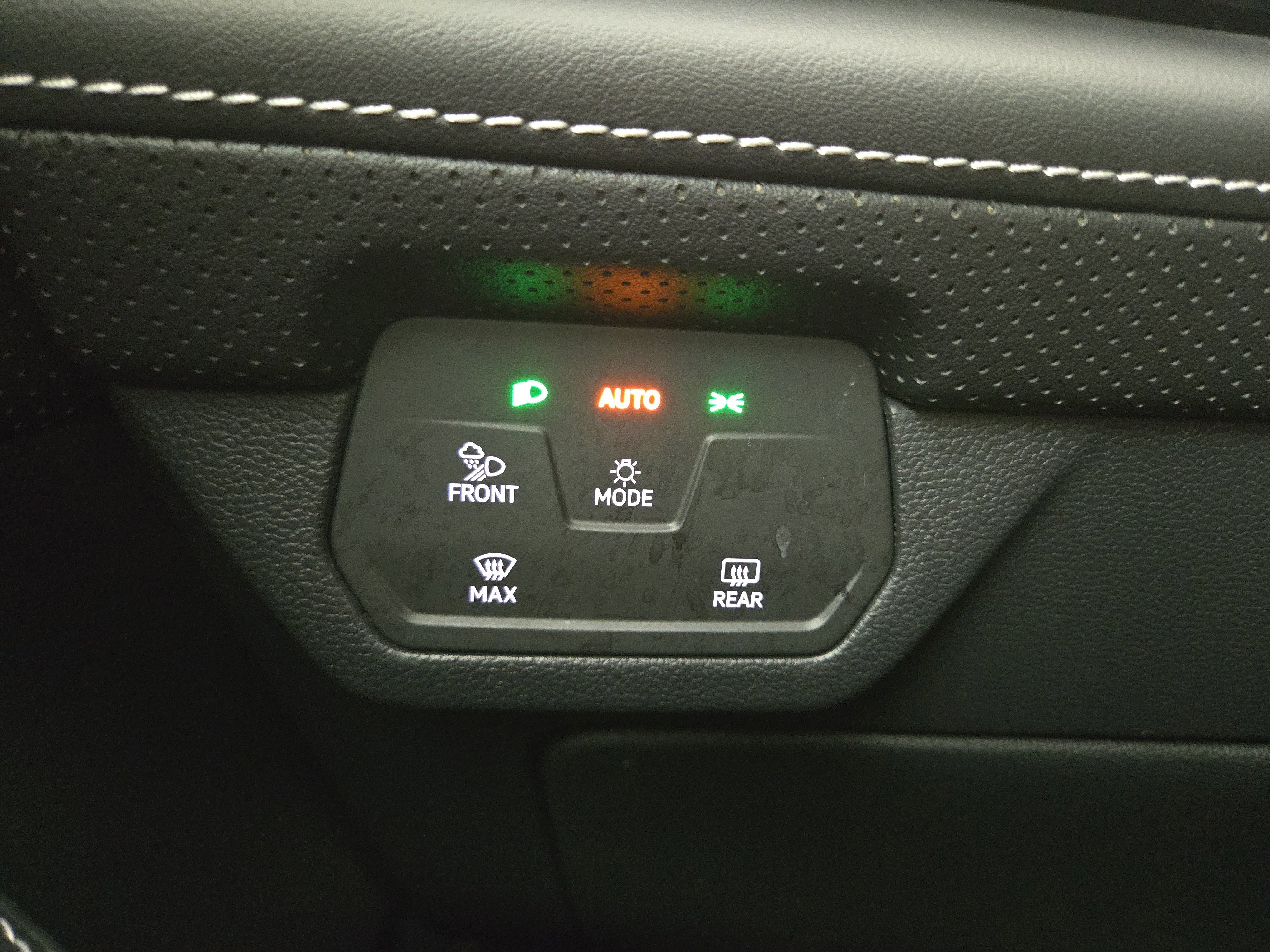 Used 2024 Volkswagen Atlas SE image 28