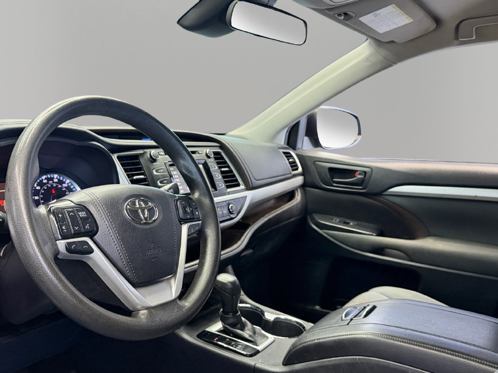 Used 2019 Toyota Highlander LE FWD image 15