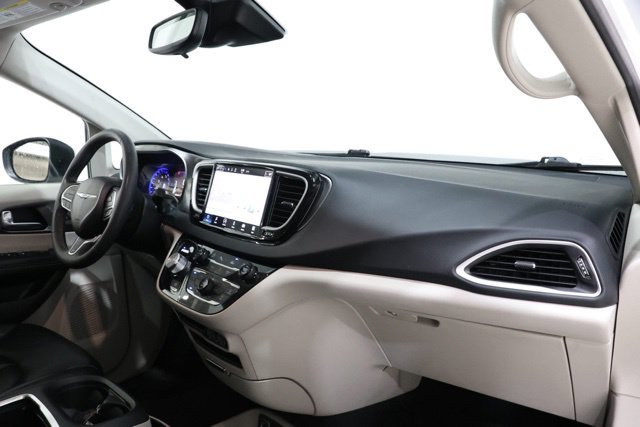 Used 2023 Chrysler Pacifica Touring-L FWD image 16