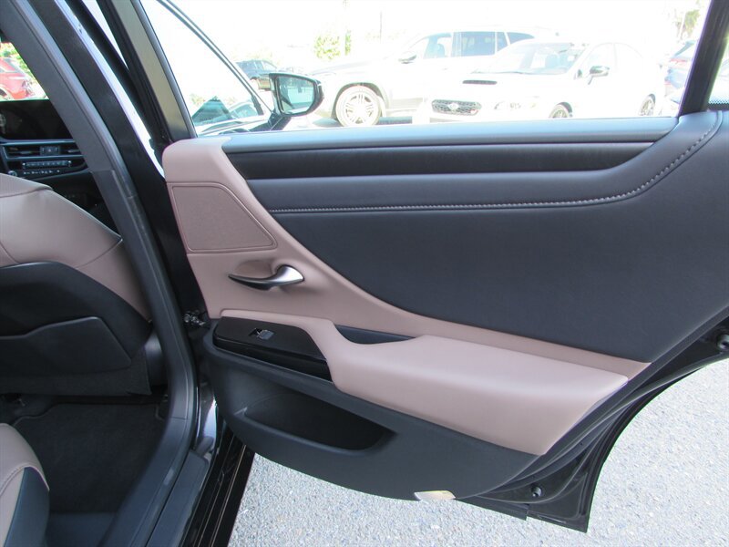Used 2025 Lexus ES 300h w/ Premium Package FWD image 26