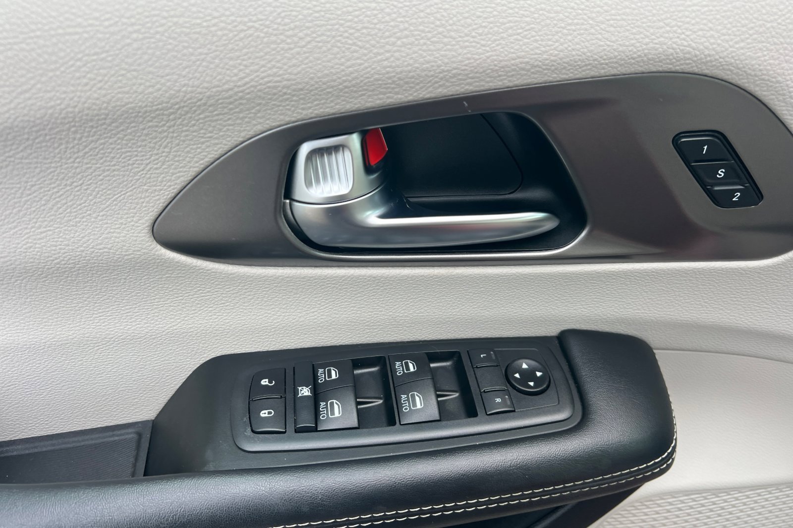 Used 2020 Chrysler Pacifica Touring-L Plus w/ Tire & Wheel Group image 11