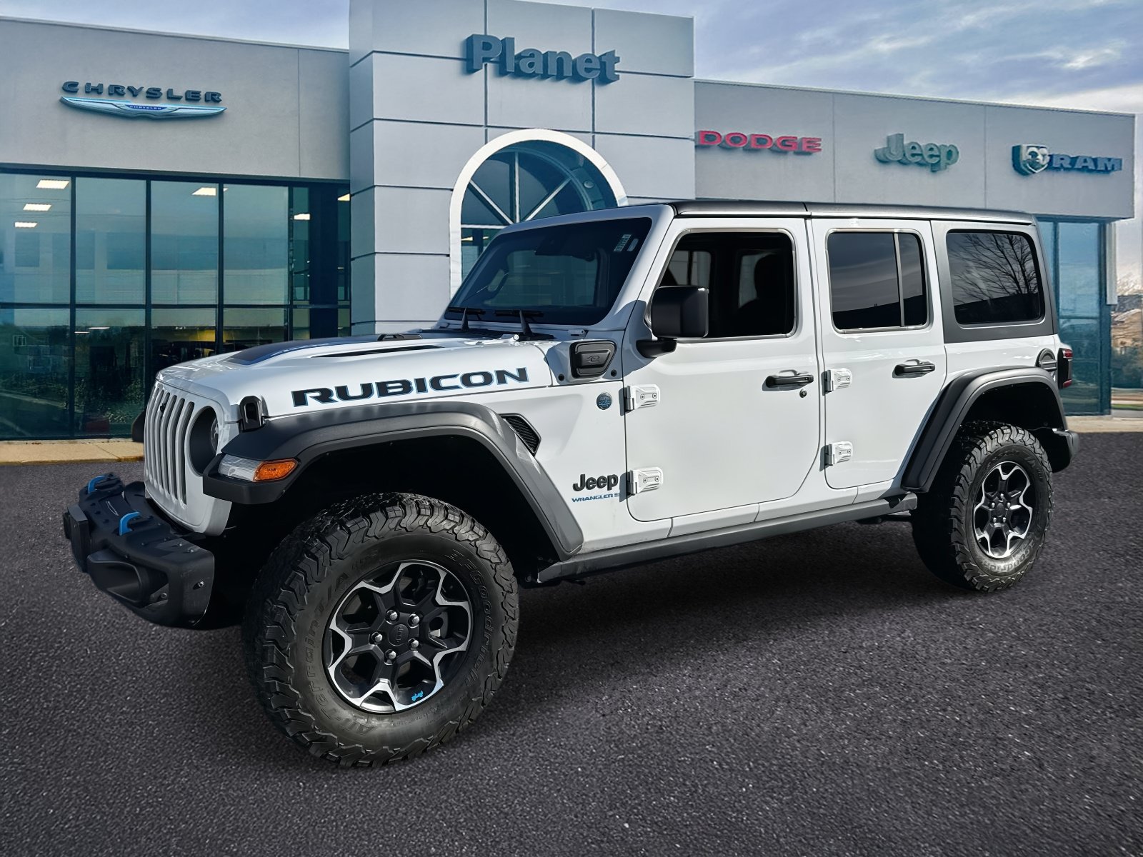 Used 2023 Jeep Wrangler Unlimited Rubicon 4xe w/ Steel Bumper Group AWD/4WD image 4