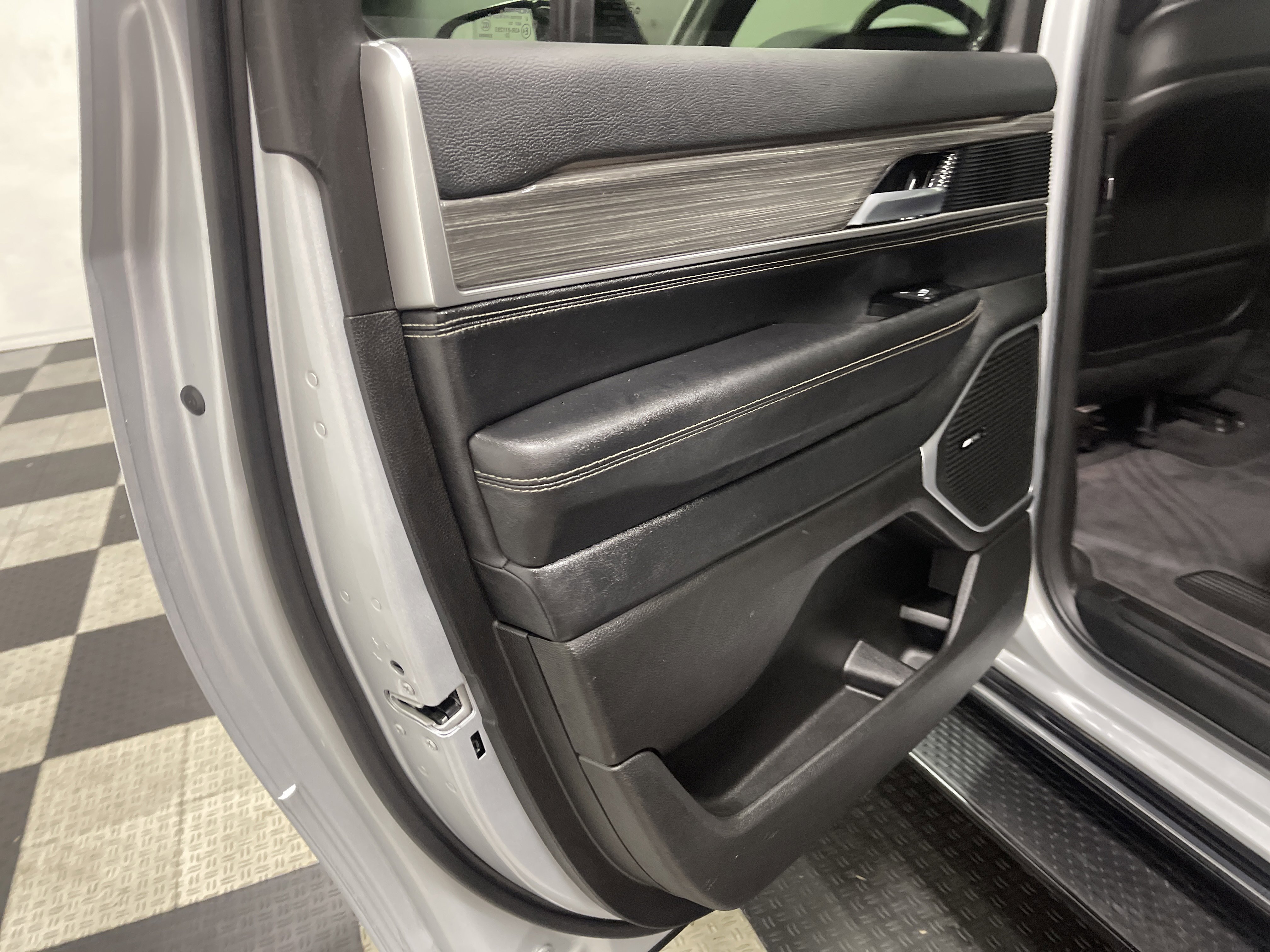 Used 2024 Jeep Wagoneer L Series II w/ Flexible Seating Group image 15