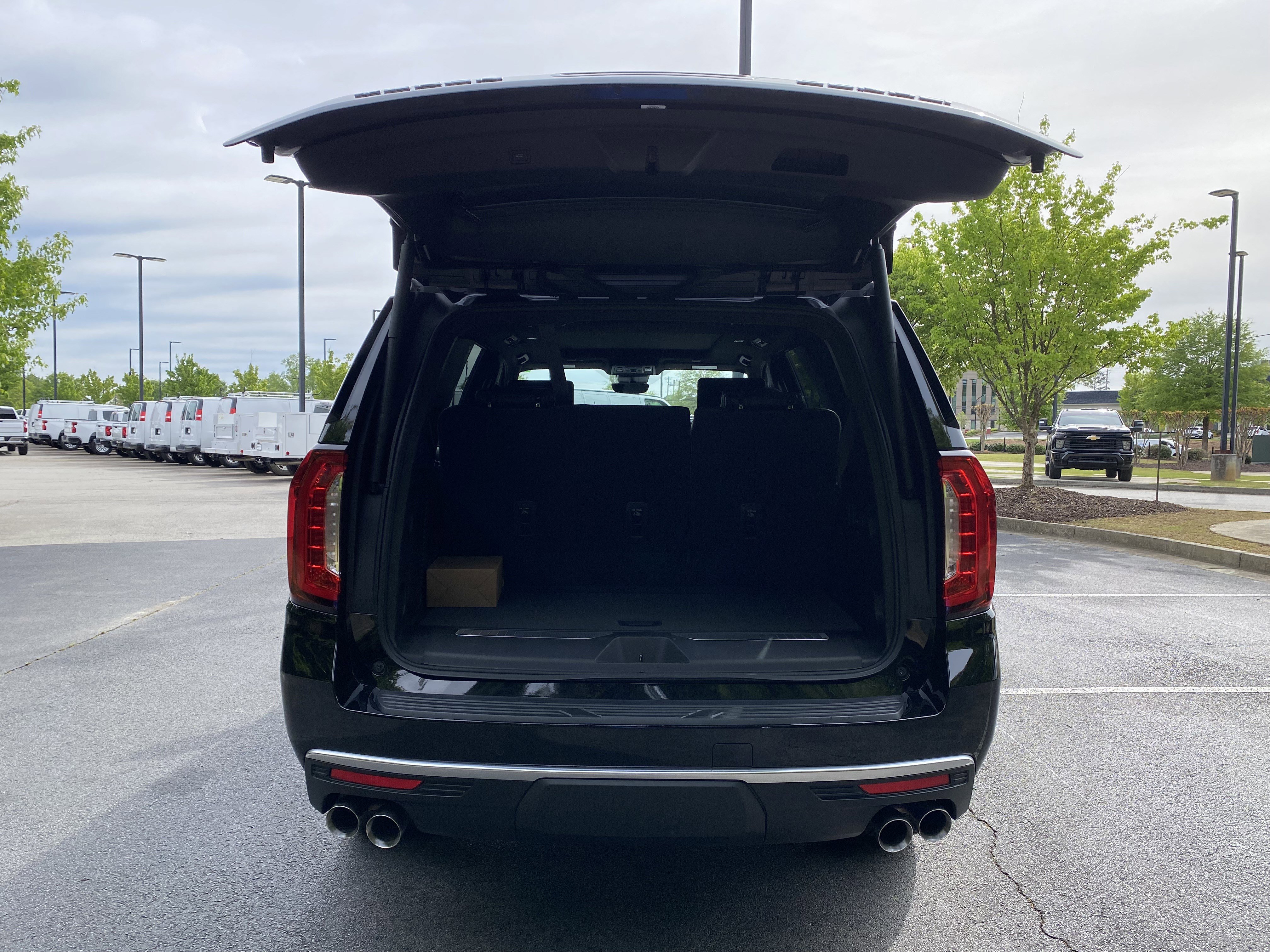 Used 2023 GMC Yukon Denali w/ Denali Reserve Package image 11