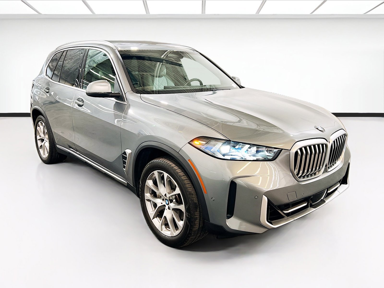 Used 2024 BMW X5 sDrive40i w/ Premium Package RWD image 3