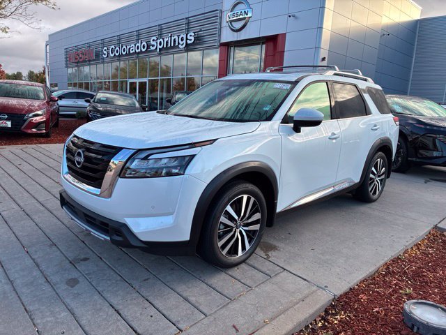 Used 2025 Nissan Pathfinder Platinum w/ Cargo Package AWD/4WD image 2