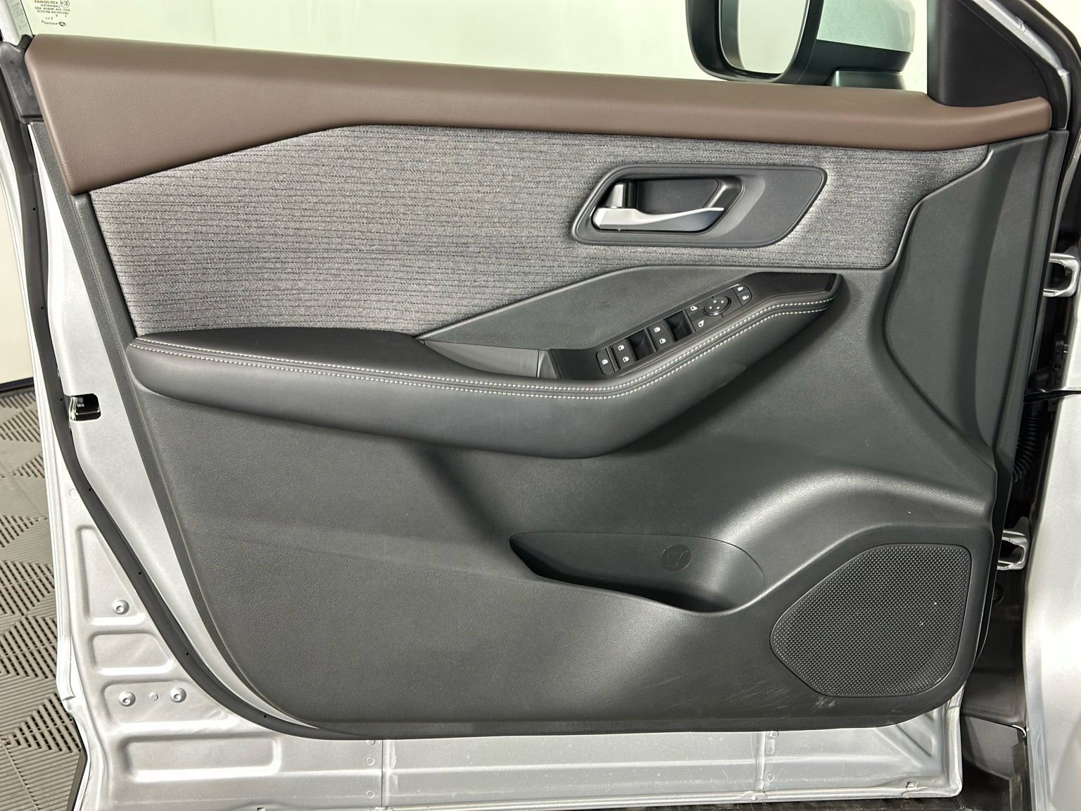 Used 2023 Nissan Rogue SV image 33