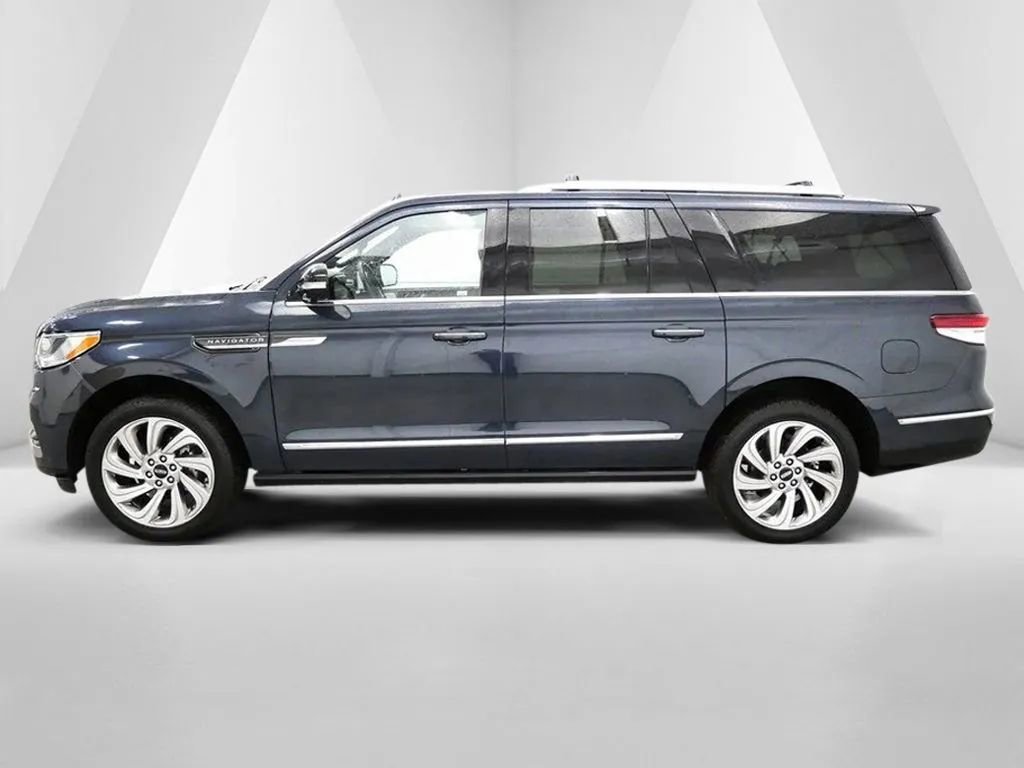Used 2024 Lincoln Navigator L Reserve w/ Equipment Group 201A AWD/4WD image 4