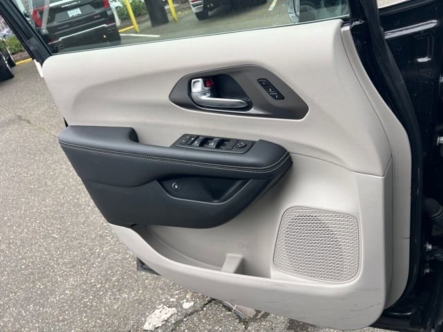 Used 2024 Chrysler Pacifica Select image 12