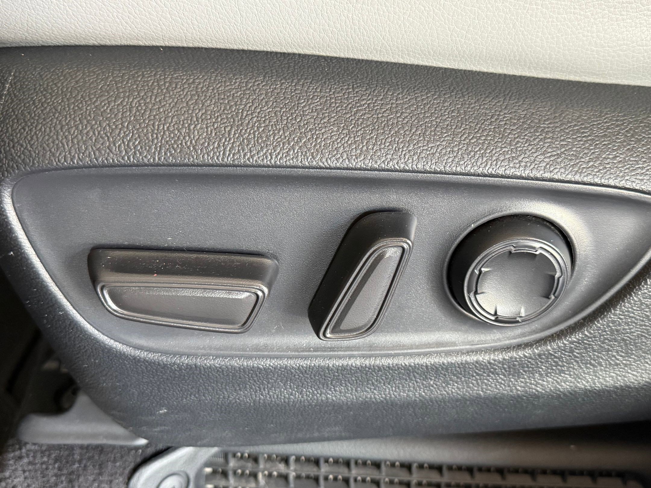 Used 2023 Toyota Sienna XLE FWD image 13