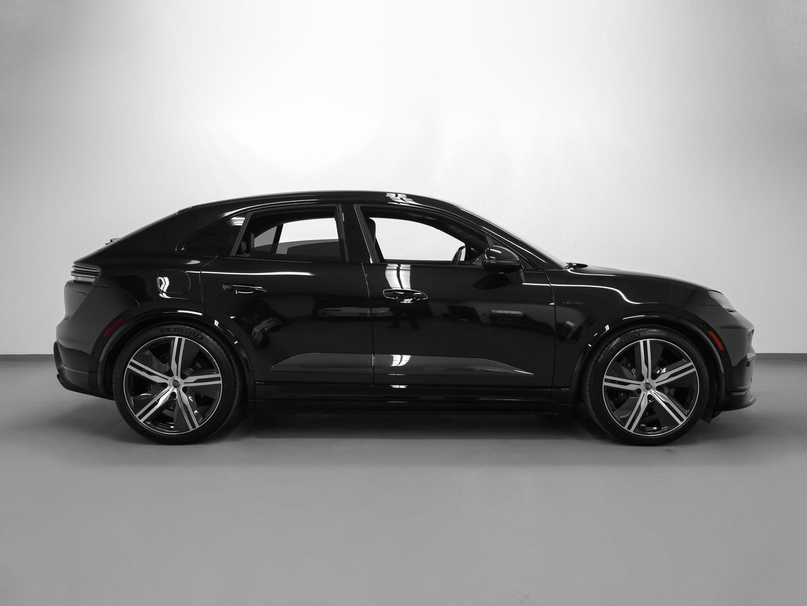 New 2025 Porsche Macan Turbo Electric AWD/4WD image 13
