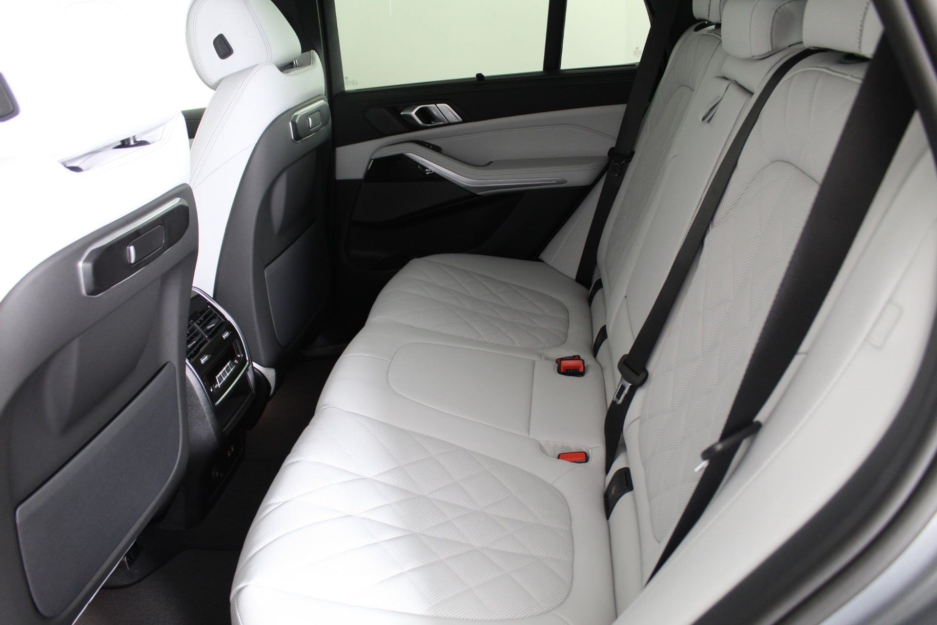 Used 2026 BMW X5 xDrive40i w/ M Sport Package AWD/4WD image 13
