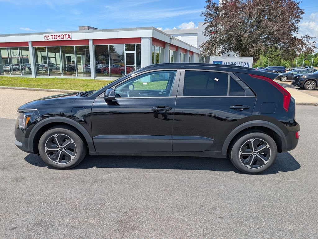Used 2025 Kia Niro EX w/ EX Cold Weather Package FWD image 2