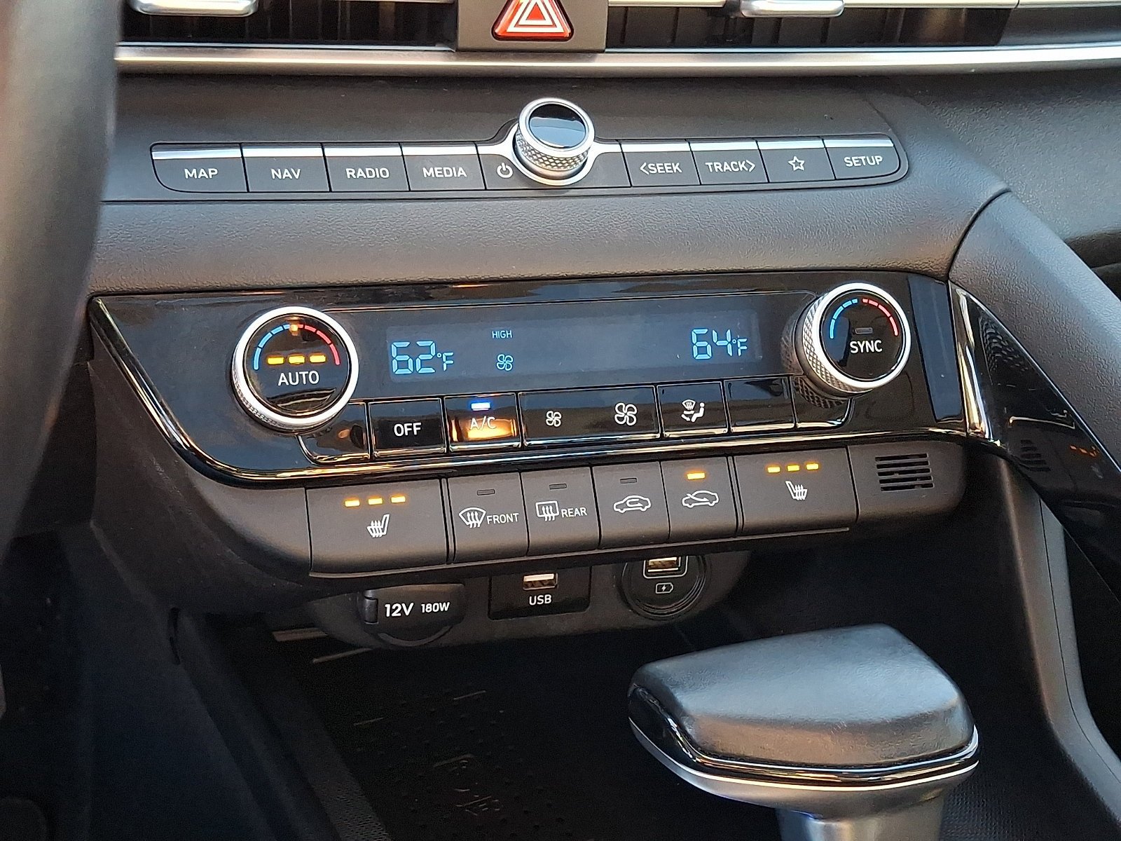 Used 2022 Hyundai Elantra Limited w/ Preferred Accessory Package FWD image 17