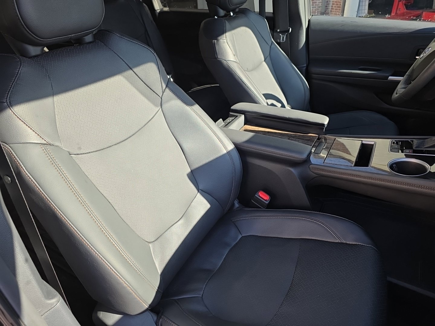 Used 2025 Toyota Sienna Limited AWD/4WD image 38