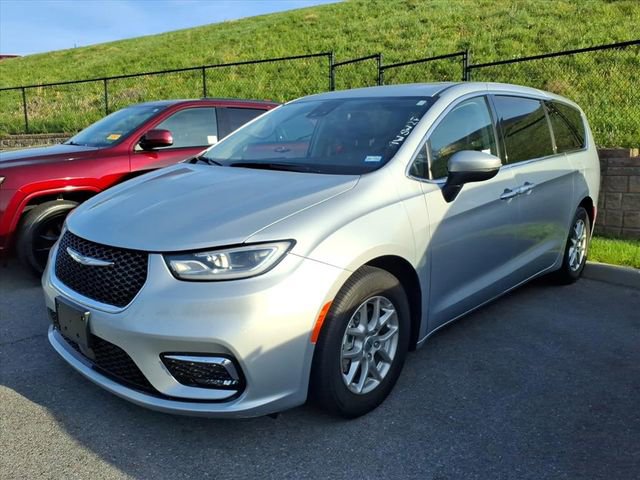 Used 2023 Chrysler Pacifica Touring-L image 12