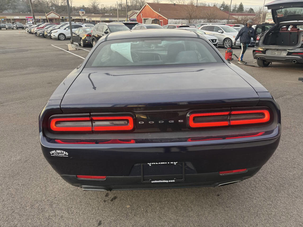 Used 2016 Dodge Challenger SXT image 9