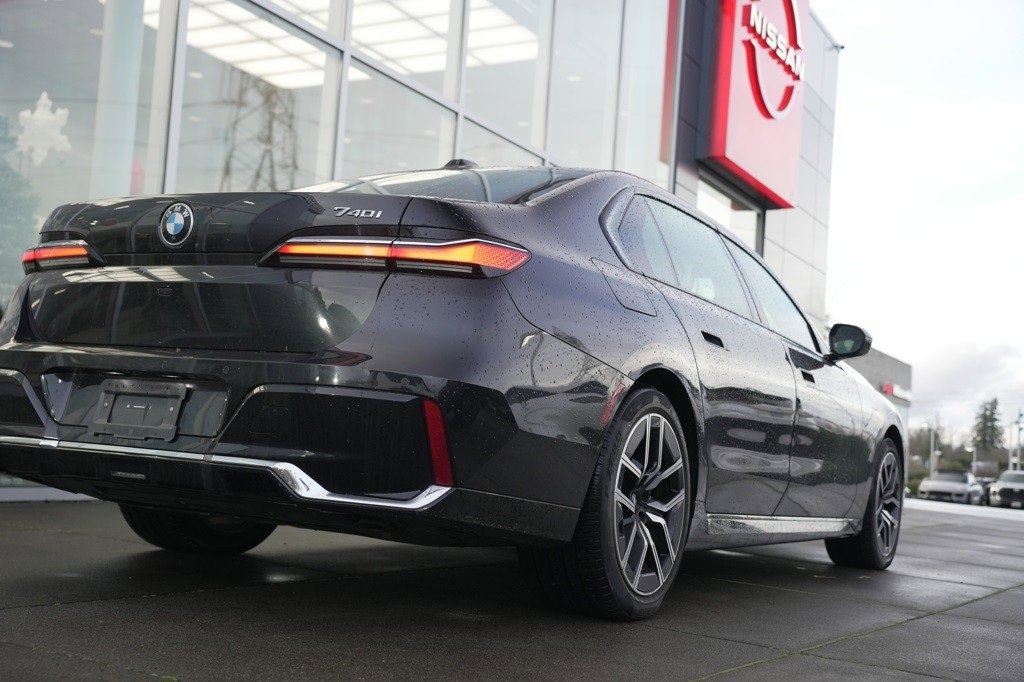 Used 2024 BMW 740i image 10