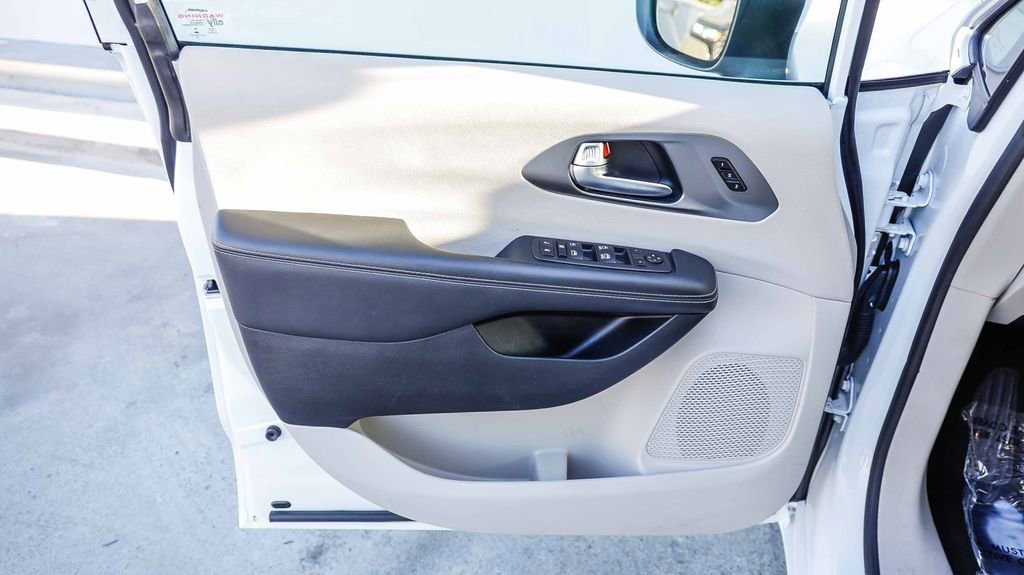 Used 2023 Chrysler Pacifica Touring-L FWD image 25
