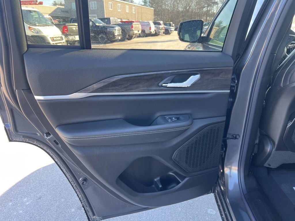 New 2026 Jeep Grand Cherokee Laredo image 18