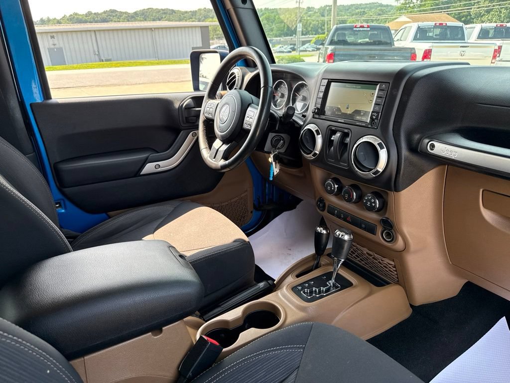 Used 2015 Jeep Wrangler Sahara w/ Connectivity Group AWD/4WD image 10