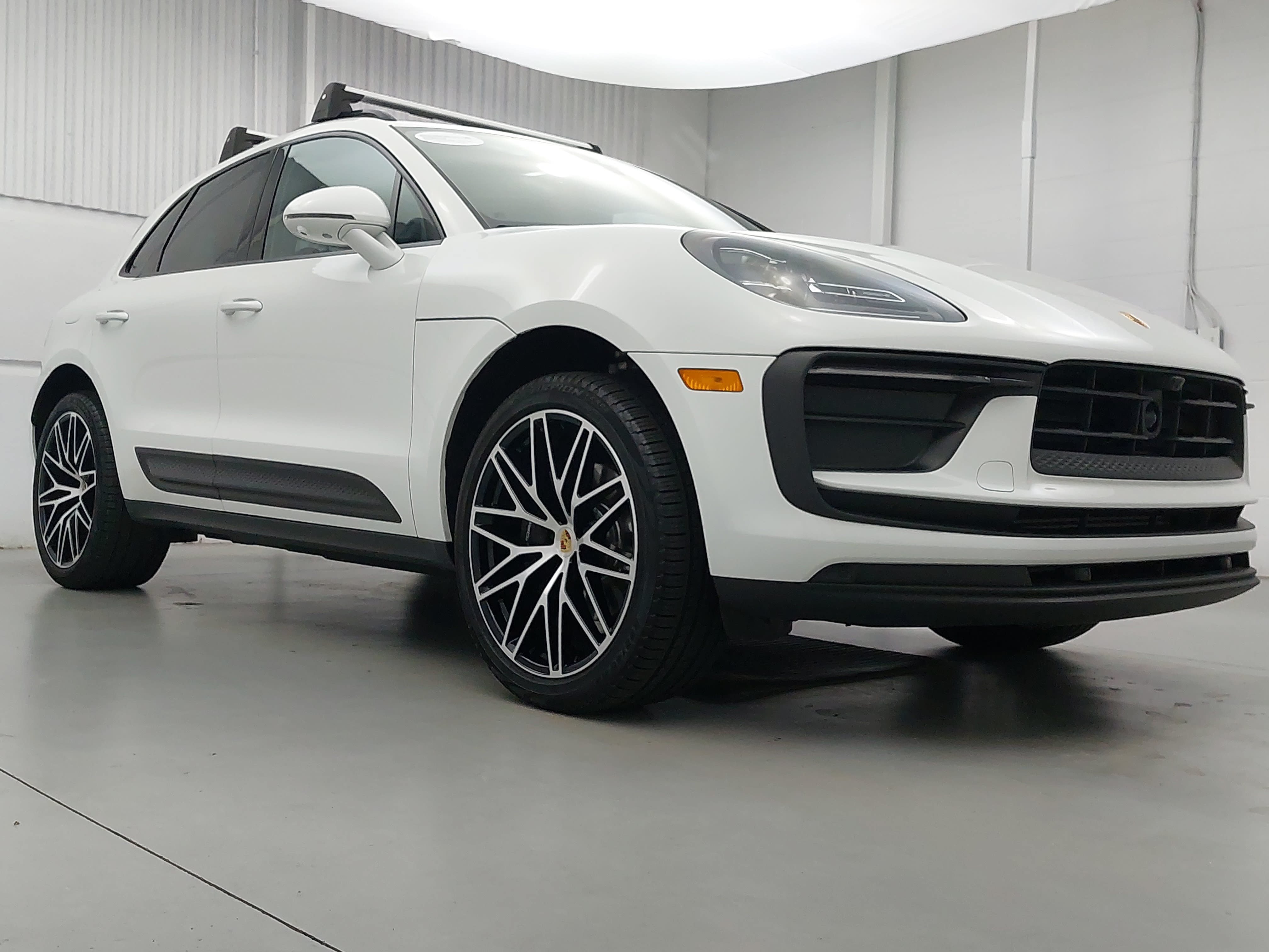 Certified 2025 Porsche Macan AWD/4WD image 9