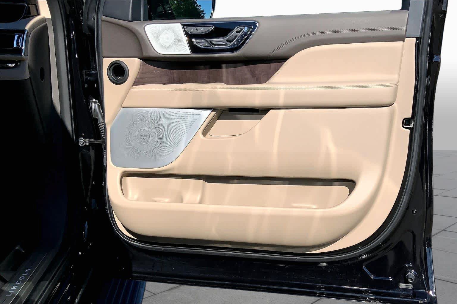 Used 2024 Lincoln Navigator Reserve AWD/4WD image 23
