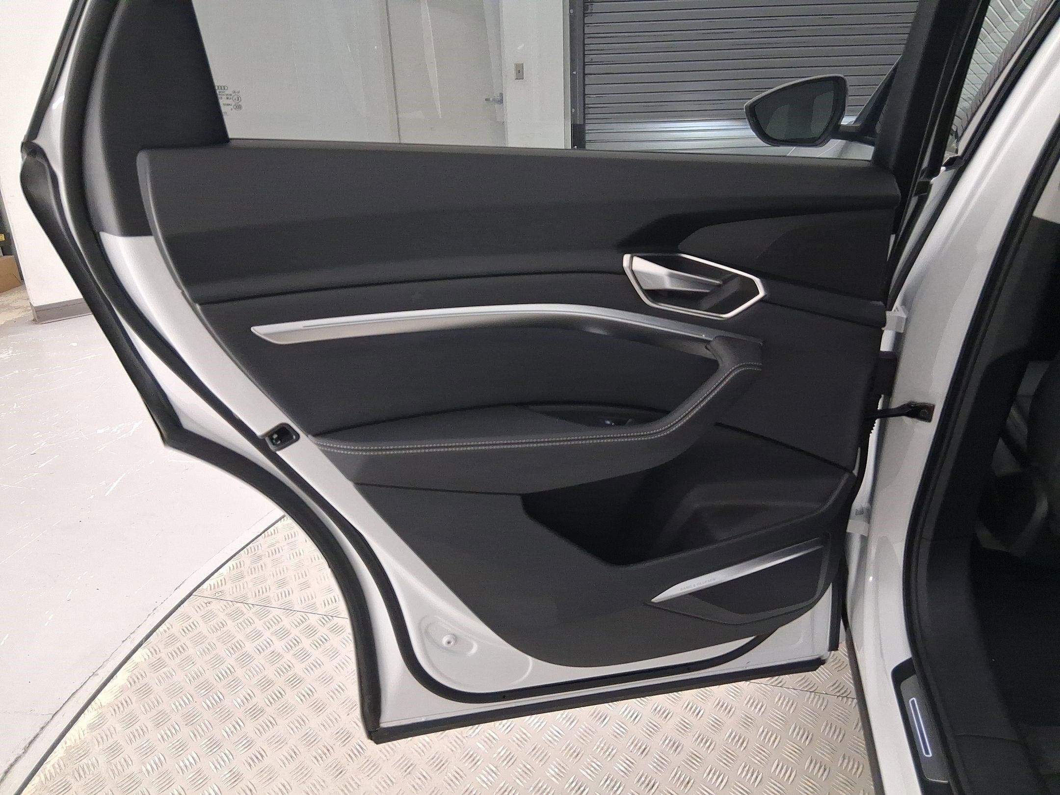 Used 2024 Audi Q8 e-tron Premium Plus w/ Premium Plus Package image 29